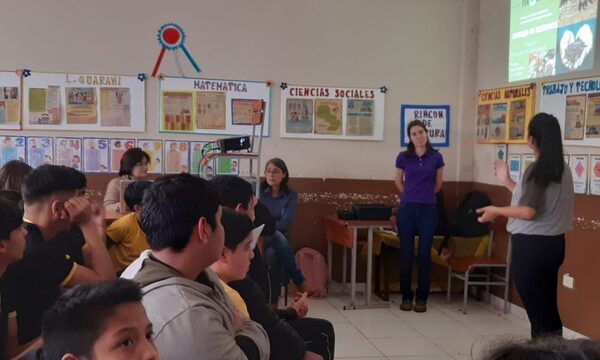 Estudiantes realizan charla sobre manejo de residuos