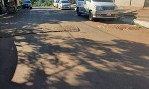 Piden reparar lomada frente a escuela en Franco