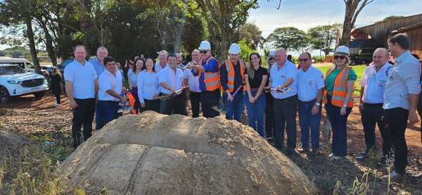 Palada inicial del futuro polideportivo de Naranjal