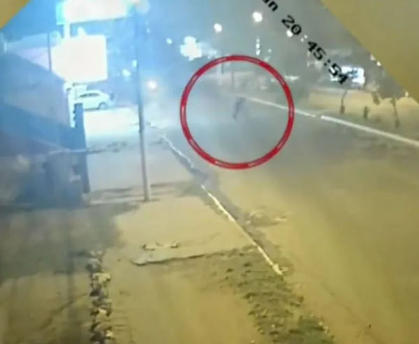 Motociclista falleció al esquivar a un peatón