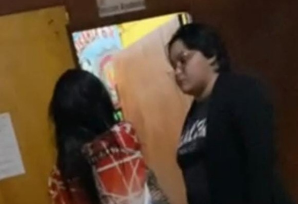 Fiscal pide la rebeldía de mujer que golpeó brutalmente a una joven