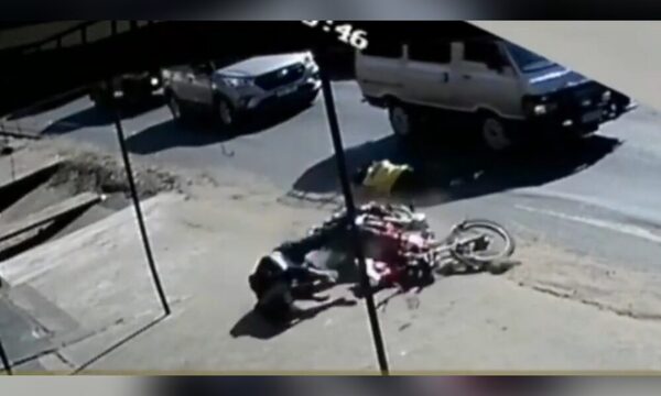 Ladrón huía con moto robada, atropelló a vendedora ambulante y murió
