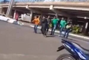 [VIDEO] "Moquete amistoso" entre mototaxista y Bolt por clientes, ndajeko