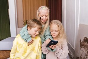 Padres irlandeses prohíben a los menores usar teléfonos hasta llegar a secundaria - Tecnología - ABC Color