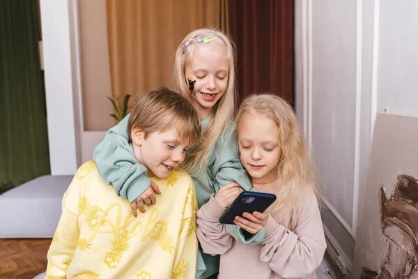 Padres irlandeses prohíben a los menores usar teléfonos hasta llegar a secundaria - Tecnología - ABC Color