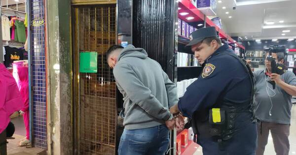 La Nación / CDE: empleado de una tienda fue detenido tras asaltar a turistas brasileños