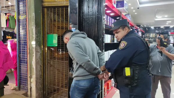 CDE: empleado de una tienda fue detenido tras asaltar a turistas brasileños