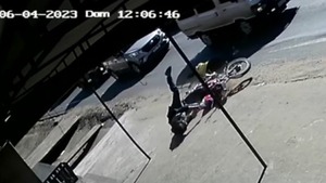 Presunto ladrón huía en una moto, chocó contra un peatón y murió | 1000 Noticias