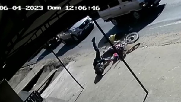 Presunto ladrón huía en una moto, chocó contra un peatón y murió | 1000 Noticias
