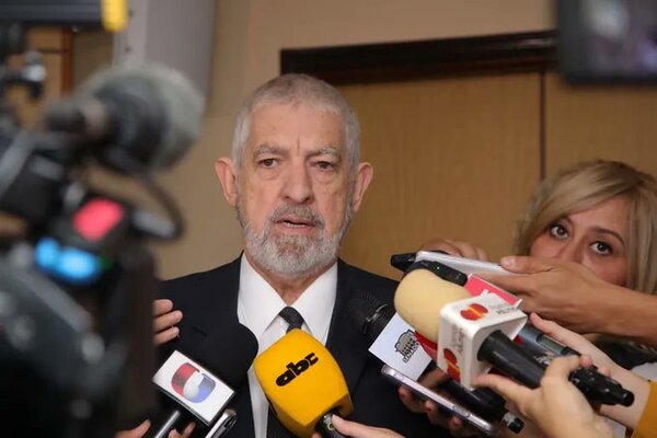 Senador cuestiona a Riera, pero respeta decisión del presidente