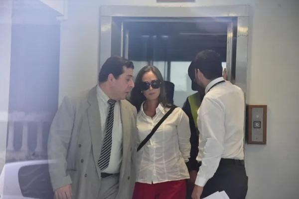 Esposa del coronel que intentó entregar celular a tío Rico se puso a disposición de la justicia