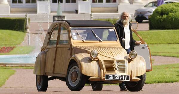 La Nación / Pagaron una fortuna por este Citroen 2CV de madera