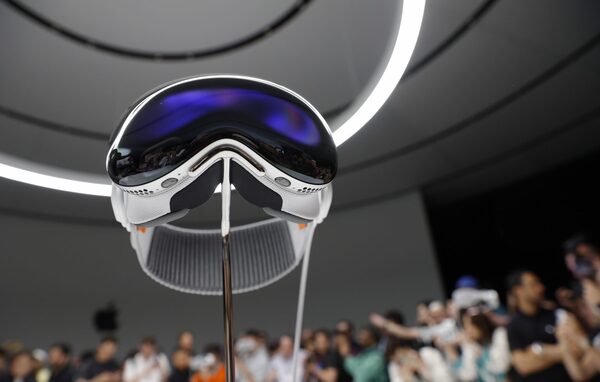Apple se lanza al mundo de la realidad virtual y anuncia sus gafas de realidad mixta - Revista PLUS