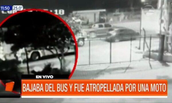 ¡Impactante! Bajaba del bus y fue atropellada por una moto | Telefuturo