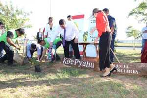 Personas privadas de libertar realizan minga ambiental en la Costanera de Asunción