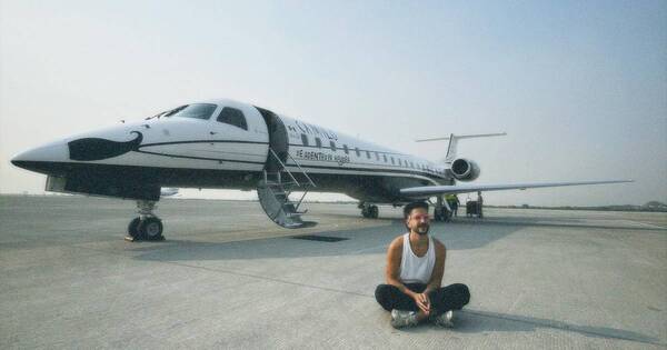 La Nación / Excéntrico: Camilo viaja en un avión rojo con bigote