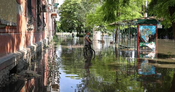 La Nación / Ucrania: miles de personas son obligadas a evacuar tras la destrucción de una represa