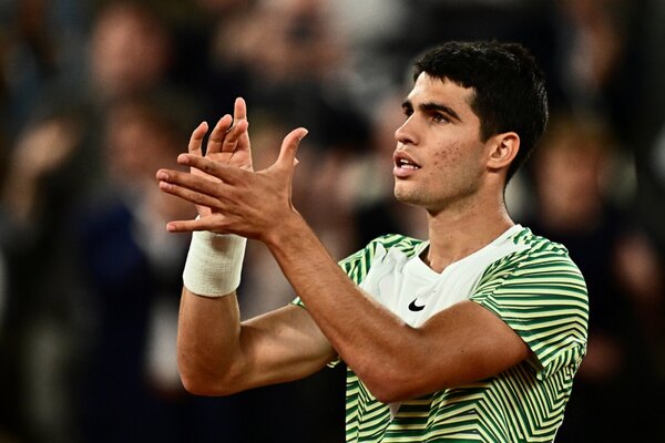 Versus / Alcaraz arrasa con Tsitsipas y jugará ante Djokovic en 'semis' de Roland Garros
