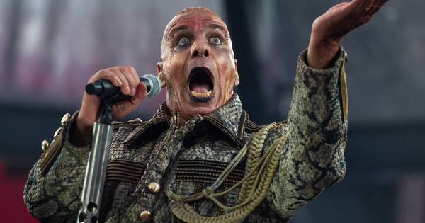 La Nación / Acusan a cantante de Rammstein de agredir a fans después de sus shows