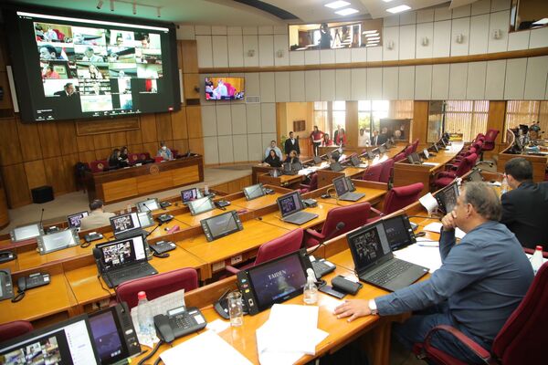 Senadores rechazan pago a policías por servicios adicionales - ADN Digital