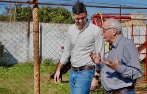 Diario HOY | "Fructífera" visita de Santiago Peña al padre Velazco en el Bañado Sur