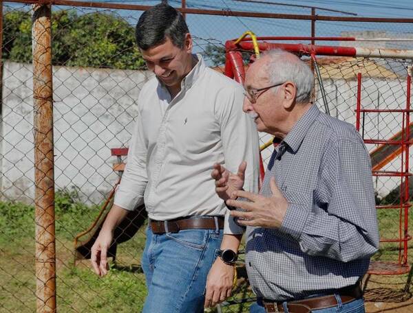 Peña visitó el Bañado Sur y recibió la bendición del padre Pedro Velazco