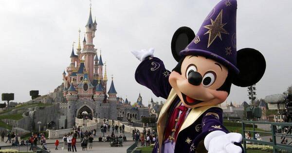 La Nación / ¡Protesta! Empleados de Disneyland París tomaron el castillo de la Bella Durmiente