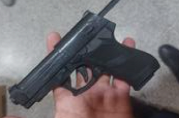 Susto en colegio de Fernando de la Mora: Hallan arma de juguete en la mochila de un alumno - Noticiero Paraguay