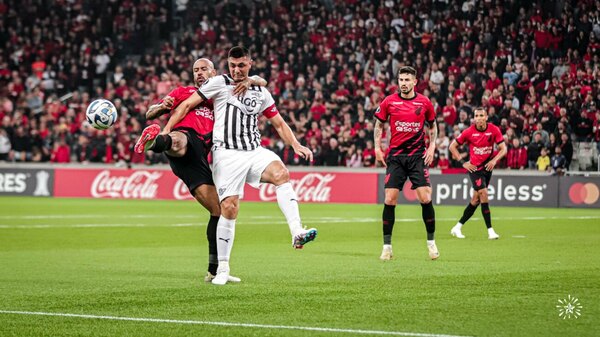 Versus / Libertad pierde sin merecerlo ante Paranaense y se jugará la vida en la última fecha en Asunción