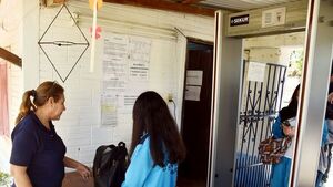 Critican cateos y mochilas transparentes en instituciones educativas