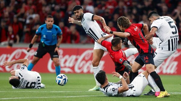 El polémico gol anulado a Libertad ante Paranaense