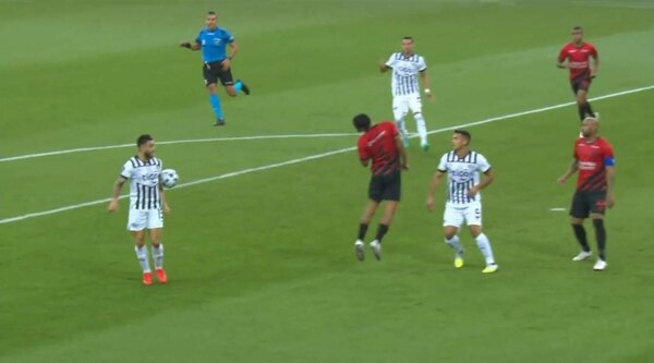 Versus / ¿Mano o no? Así fue la polémica jugada del gol anulado que todo Libertad reclama