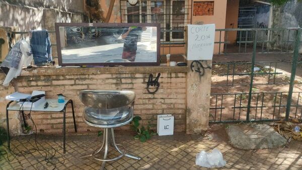Le robaron todo y ahora peluquea en la vereda
