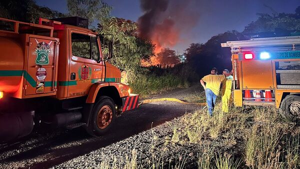Controlan incendio en ex cantera de Ñemby