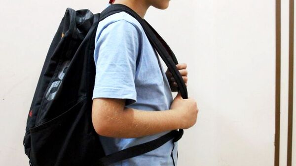 Denuncian manoseo y violencia en cateo de mochilas en un colegio