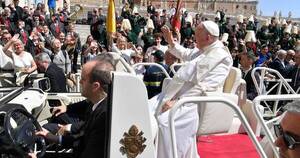 La Nación / Operarán de urgencia al papa por riesgo de obstrucción intestinal