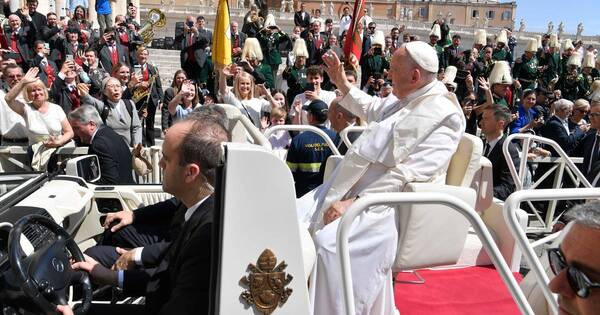 La Nación / Operarán de urgencia al papa por riesgo de obstrucción intestinal