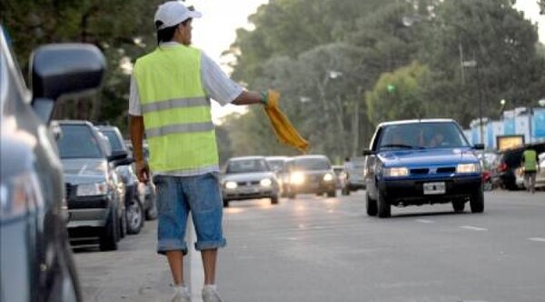 Diario HOY | Ganarán sueldo mínimo y tendrán IPS: cuidacoches dicen estar de acuerdo con Parxin