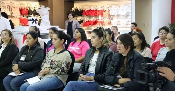El MinMujer y KALUA organizan taller para mujeres de CDE