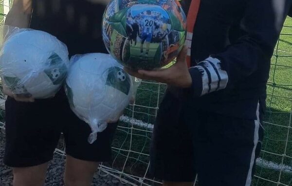 “Kiko” cumplió su sueño de conocer a Julio Enciso y le regaló una pelota personalizada