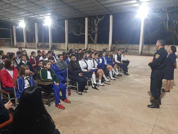 POLICÍA NACIONAL REALIZÓ CHARLA EDUCATIVA SOBRE DELINCUENCIA JUVENIL Y DROGADICCIÓN - La Voz del Norte