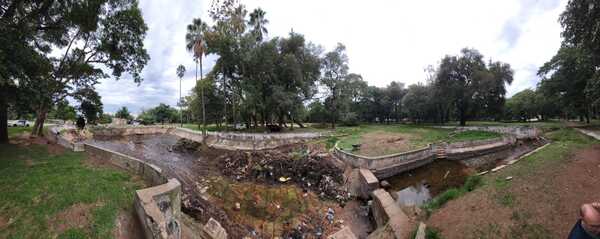 Realizan trabajos de limpieza para la restauración de la piscina del Parque Caballero