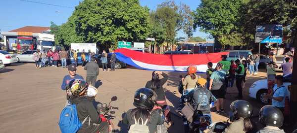 Trabajadores de frontera exigen diálogo con el Gobernador y cierran paso fronterizo