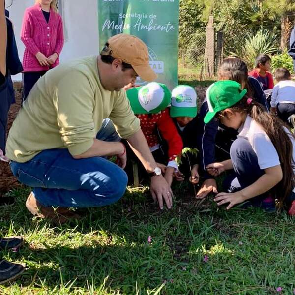 Carmen del Paraná celebra la Semana Mundial del Medio Ambiente con charla y reforestación