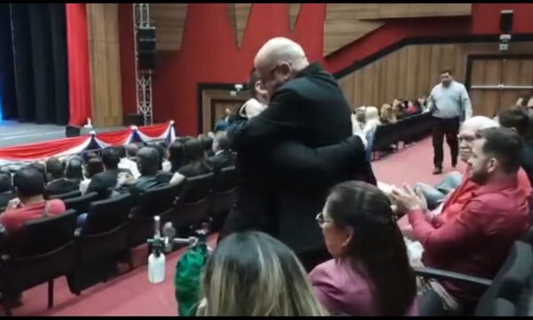 Conectado a oxígeno fue a proclamación de su hijo