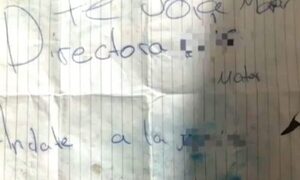 Alumna amenazó de muerte a su directora con un panfleto