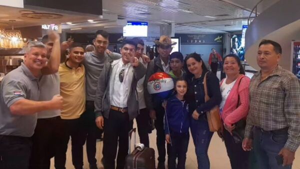 Volvió Alder Alcides a Paraguay y sus fanáticos lo recibieron en el aeropuerto