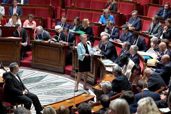 El Gobierno de Macron bloquea votación parlamentaria para derogar la reforma jubilatoria - .::Agencia IP::.
