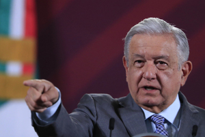 El secretario de Transporte de EEUU visita México para abordar la seguridad aérea - MarketData
