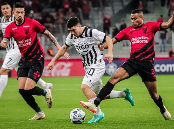 Decisiones del árbitro perjudicaron al Gumarelo que se frena ante el Paranaense